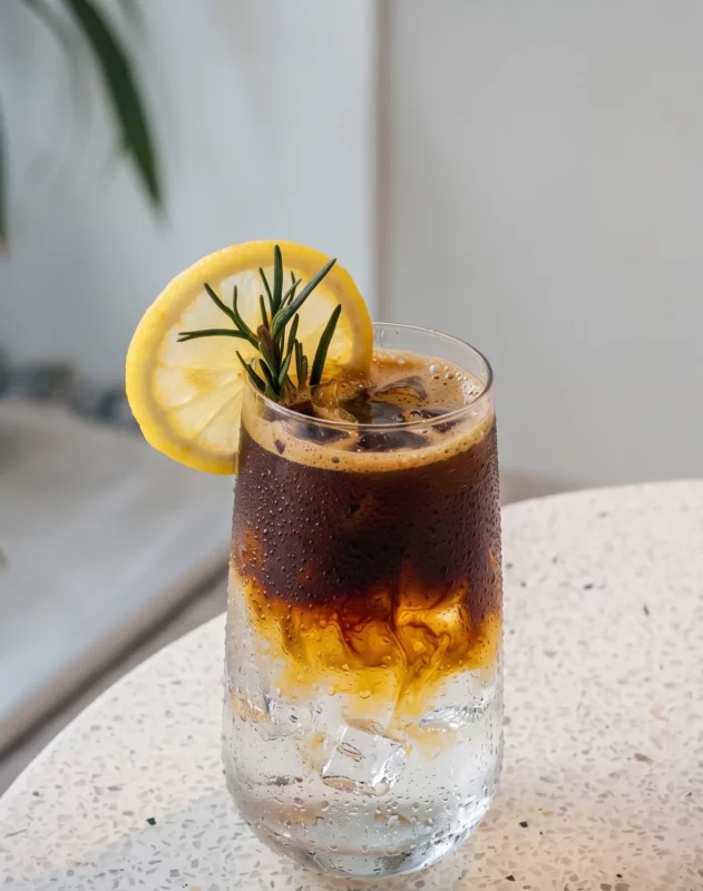 La bebida del verano: Por qué el Espresso Tonic es la obsesión de la temporada.